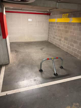CASALINA Real Estate offers for rent an indoor parking space at €85.00/month.For more information: www.casalina.be / info@casalina.be / 02/705.11.10...
