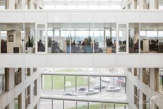 Aangename kantoren gelegen in een gebouw van 2015 met een totale oppervlakte van 9.246 m² verdeeld over 6 verdiepingen.<br />Ideaal gelegen naast het treinstation Gent-Dampoort en vlakbij de E40 en E17.<br />BREEAM excellent.<br />Voor meer informatie, bel 02 462 32 00.