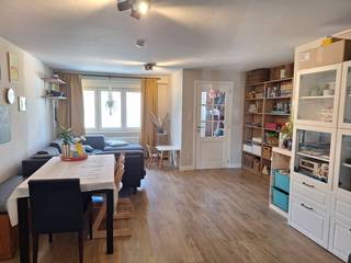 Instapklare gezinswoning met tuin op toplocatie in Kapellen!U betreedt deze gezellige en goed onderhouden woning via een aparte inkomhal, die toegang...