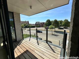 <p><strong>Exclusief en energiezuinig appartement met 2 terrassen in centrum Diest</strong></p>
<p>Zoekt u een recent, luxueus afgewerkt appartement op een toplocatie in Diest? Dit unieke appartement combineert een hoogwaardige afwerking met maximale privacy en een gunstige ligging nabij het station en alle voorzieningen.</p>
<ul>
<li>Maximale privacy: Gelegen in een kleine, rustige residentie met slechts <strong>één appartement per verdieping</strong>.</li>
<li>Ruime living met aansluitend een groot, <strong>zuidgericht terras</strong> aan de voorzijde met vrij en open zicht, én een tweede terras aan de achterzijde.</li>
<li>Afgewerkt met duurzame, kwalitatieve materialen. Voorzien van een ruime lift en een brede traphal.</li>
<li><strong>I</strong>nclusief een private <strong>autostaanplaats</strong> vlak voor de deur, een ruime private <strong>berging/wasplaats op het gelijkvloers</strong> en een gemeenschappelijke fietsenstalling.</li>
<li>In het centrum van Diest, op wandel- en fietsafstand van winkels, scholen en het station.</li>
<li>Individuele nutsvoorzieningen en een modern comfort.</li>
</ul>
<ul>
<li><strong>Gelijkvloers:</strong> Private autostaanplaats voor het gebouw, ruime berging/wasplaats, gemeenschappelijke fietsenberging en koer.</li>
<li><strong>Appartement:</strong> Inkomhal met ingebouwde vestiaire en apart toilet, lichtrijke living, open volledig geïnstalleerde keuken, praktische berging/CV-ruimte, ruime badkamer met douche in het bad, 2 volwaardige slaapkamers en 2 terrassen (vooraan en achteraan).</li>
</ul>
<ul>
<li>Beschikbaar: Vanaf 5 november 2026</li>
</ul>
