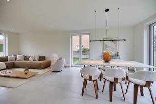 Droomt u van een energiezuinige woning op een rustige en kindvriendelijke locatie, vlak bij het centrum van Beernem?<br />In een nieuw aangelegde woonstraat realiseert Hectaar een kleinschalig project van hedendaagse nieuwbouwwoningen, ontworpen met oog voor kwaliteit, comfort en duurzaamheid.<br />Elke woning wordt gebouwd met hoogwaardige materialen en uitgerust met energiezuinige technieken, zodat u jarenlang zorgeloos kunt genieten van uw nieuwe thuis.<br /><br />Bovendien krijgt u als koper volledige inspraak in de afwerking en inrichting, in samenwerking met onze ervaren partnerleveranciers. Zo creëert u een woning die helemaal bij uw stijl en budget past!<br /><br /><strong>Indeling van de woning</strong><br />Gelijkvloers: ruime inkomhal met gastentoilet - lichtrijke en open leefruimte met een mooie connectie naar de tuin - open keuken, perfect voor gezellige kookmomenten - praktische bergingruimte. <br />Verdieping: 3 ruime en lichtrijke slaapkamers - volledig uitgeruste badkamer met ligbad, inloopdouche, dubbele wastafel en toilet<br />Zolder: Ruime, praktische zolderruimte (toegankelijk via zolderluik). <br /><br /><br /><strong>Troeven van dit project</strong>
<ul>
<li>Energiezuinig wonen dankzij warmtepomp (lucht/water) en vloerverwarming op het gelijkvloers</li>
<li>Zonnepanelen mogelijk, voor extra lage energiekosten</li>
<li>Twee ruime publieke groenzones – perfect voor ontspanning, spelen of samenkomen met buren</li>
<li>Lichtrijke, open leefruimtes met optimaal contact met de tuin</li>
<li>Regenwaterput van 7.500 liter aangesloten op toiletten, buitenkraan en wasmachine</li>
<li>Mogelijkheid tot plaatsen van een carport met berging</li>
<li>Groene, rustige omgeving én toch vlakbij winkels, scholen en openbaar vervoer</li>
</ul>
<strong>Interesse?</strong><br />Neem snel contact met ons op voor meer info of een afspraak.