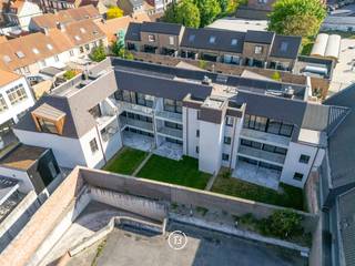 Dit ruime gelijkvloers appartement combineert 121 m² bewoonbare oppervlakte met drie slaapkamers, een royaal terras van 25 m² en een tuin van 49 m². Dankzij de ligging in het rustige Ezelstraatkwartier geniet je van maximale lichtinval, moderne afwerking en vloerverwarming. Een ideale woonplek voor wie ruimte en kwaliteit zoekt in de stad.<br /><br />Over het project<br />Weylerhof omvat 11 hedendaagse appartementen met ondergrondse garages en bergingen. Elk appartement werd ontworpen met aandacht voor licht, ruimte en comfort. De lichte gevelmaterialen en tijdloze architectuur zorgen voor een stijlvolle uitstraling.<br /><br />Ligging<br />In de Ezelstraat, een karaktervolle en rustige buurt op slechts 700 meter van de Grote Markt. Hier woon je centraal in Brugge, omgeven door groen en rust.<br /><br />Investeringsopportuniteit<br />De blijvende vraag naar kwalitatieve huurappartementen in het Brugse centrum maakt van dit pand een veilige en duurzame investering. <br /><br />Link naar de website: https://weylerhof.be/<br />Oplevering voorzien voor het einde van het jaar.