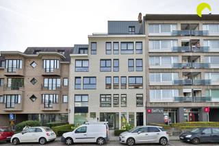 <p><span>Op een zeer centrale locatie in Mortsel vinden we dit instapklare 2slk appartement van 96 m² met een zonnig terras.</span></p><p><span>In de directe omgeving zijn alle vormen van openbaar vervoer te vinden. Ook alle winkels van Mortsel, waaronder een supermarkt, eveneens op wandelafstand. </span></p><p><span>Het appartement maakt onderdeel uit van een recent gebouw uit 2012.</span></p><p><span> </span></p><p><span>De indeling:</span></p><p><span>De lift brengt ons naar de 4e verdieping. </span></p><p><span>Aan de voorzijde hebben we de brede living met aansluitend de open keuken.</span></p><p><span>De leefruimte heeft ramen op de breedste kant.</span></p><p><span> </span></p><p><span>De keuken is uitgerust met ingebouwde oven, ijskast, vaatwasmachine, elektrisch vuur en dampkap.</span></p><p><span> </span></p><p><span>Terug in de hal vindt u een apart toilet, een berging/wasplaats en de badkamer, voorzien van een bad en lavabo.</span></p><p><span> </span></p><p><span>Achteraan zijn er 2 slaapkamers.</span></p><p><span>Via de grote ramen, hebben we toegang tot het zonnige terras van ca 8m² met zonneluifel.</span></p><p><span> </span></p><p><span>In de prijs is er 1 grote kelderbergingen inbegrepen!</span></p><p><span>Het gebouw heeft een collectieve fietsenberging.</span></p><p><span> </span></p><p><span>Alle meters zijn individueel</span></p><p><span>Gunstig EPC!</span></p><p><span> </span></p><p><span>Nuttige informatie</span></p><p><span>Maandelijkse lasten: 100 euro (onderhoud lift, poetsen van de gang, minuterie gemeenschappelijke delen,...)</span></p><p><span>EPC: 101 kWh/(m²jaar)</span></p><p><span>Huurwaarborg: 3 maanden</span></p><p><span>Plaatsbeschrijving: € 225 per partij</span></p><p><span>Beschikbaar: 01/08/2026</span></p><p><span>Oppervlakte volgens meting EPC.</span></p><p><span> </span></p><p><span>Boek nu zelf ONLINE uw afspraak in. Surf naar het betreffende eigendom op onze website <span>www.habicom.be</span></span><span> en klik op de roze knop </span><span>'PLAN EEN BEZOEK'</span><span>. <br />Kies het moment dat u het beste uitkomt, vul de gevraagde contactgegevens in en klik nadien op verzenden om te bevestigen. </span></p><p><span> </span></p><p><span>Meer info? Mail ons via <span>hallo@habicom.be</span></span><span> </span></p><p><span> </span></p>
