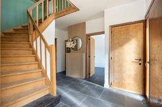 <p><span>Statige en lichtrijke woning (renovatie 2024) met prachtig uitzicht en multifunctionele studio</span></p><p><span>Welkom in deze statige, lichtrijke woning die de solide basis van de jaren '60 combineert met het comfort van recente renovaties (2024). Het pand beschikt over een ruime oprit met carport en verwelkomt u via een royale inkomhal voorzien van een gastentoilet. Aan de rechterzijde bevindt zich een veelzijdige ruimte, uitermate geschikt als bureau/thuiswerkplek. De deur aan de linkerzijde geeft toegang tot de ruime, zonovergoten leefruimte die naadloos doorloopt naar de keuken. Direct achter de keuken vindt u een praktische berging met de nodige aansluitingen voor uw was- en droogmachine. Via het grote schuifraam in de keuken stapt u zo de prachtige tuin in, waar u geniet van een rustgevend en vrij uitzicht op de achterliggende maïsvelden.</span></p><p><span>Op de eerste verdieping brengt de nachthal u naar maar liefst 5 kamers en 2 badkamers. Eén kamer is momenteel ingericht als een praktische dressing. Een andere slaapkamer beschikt over een private badkamer en staat bovendien in directe verbinding met de vijfde kamer.</span></p><p><span>Een bijzondere extra troef is de studio die is ondergebracht in de voormalige garage van de woning. Deze ruimte biedt tal van mogelijkheden, zoals een kangoeroewoning, gastenverblijf of zelfstandige werkplek. De afwerking kan naar eigen smaak worden voltooid: in de badkamer werden het toilet en de inloopdouche voorzien, enkel de wastafel dient nog geplaatst te worden. Alle nodige voorzieningen en aansluitingen voor het plaatsen van een keuken zijn ook al aanwezig.</span></p><p><span>Wenst u deze ruime woning met enorm veel potentieel zelf te ontdekken? Bel ons voor een bezoek op het nummer </span><span>052 50 50 00</span><span> of dien eenvoudig uw aanvraag in via onze website.</span></p><p><span> </span></p><p><span>Bekijk ook onze virtuele tour via deze link: </span><span><span>https://web-player.walkly.app/VoT9ChdTkk3ayg4RKdVj/nDl882gJntEDkd2ZcVw1/ww/public</span></span></p><p><span> </span></p><p><span> </span></p>