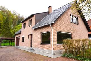 Rustig gelegen gezinswoning nabij het centrum van HuldenbergDeze aangename woning is rustig gelegen en toch vlak bij het centrum van Huldenberg, met...