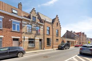 Dit karaktervolle huis in Brugge biedt de perfecte basis om uw droomwoning te realiseren. Gelegen in de populaire en rustige wijk Kristus-Koning in Brugge, combineert dit vastgoed de nabijheid van het historische centrum met een uitstekende bereikbaarheid via belangrijke invalswegen en het openbaar vervoer. <br /><br />Een groot voordeel is dat er voor dit pand geen renovatieplicht geldt, waardoor u volledig op uw eigen tempo kunt moderniseren naar de hedendaagse normen. Dankzij de aanwezige buitenruimte geniet u hier optimaal van rustige momenten in de openlucht. <br /><br />Indeling (143m²): <br /><br />Gelijkvloers <br />- inkomhal met mogelijkheid voor vestiaire <br />- lichtrijke woonkamer <br />- eetkamer met aansluitend een geïnstalleerde keuken<br />- tuin (40m²) <br /><br />1°V. <br />- nachthal <br />- bureau <br />- ruime slaapkamer <br />- badkamer<br /><br />2°V. <br />- nachthal <br />- zolderruimte ideaal voor 1 of 2 extra slaapkamers (36 m²) <br /><br />Bent u geïnteresseerd? Aarzel dan niet en plan vandaag nog uw bezoek. <br /><br />Bestuursmaatregelen in het maatregelenregister: in aanvraag