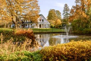 Traduction en français : Charmante villa avec de grandes possibilités d'extension sur un domaine privé unique jouxtant une réserve naturelle à...