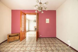 <p><span>Op te frissen woning met karakter in het centrum van Wijgmaal</span></p><p><span>Deze karaktervolle woning, voorheen uitgebaat als B&amp;B, geniet van een uitstekende ligging in het centrum van Wijgmaal, op slechts enkele minuten van de historische binnenstad van Leuven.</span></p><p><span>De woning biedt een bewoonbare oppervlakte van 217 m² (volgens EPC) en beschikt over vier volwaardige slaapkamers, elk voorzien van een eigen wastafel, evenals twee badkamers en een functioneel ingerichte keuken. De leefruimte is opgedeeld in twee ruime delen en geniet van veel natuurlijke lichtinval dankzij de grote raampartijen.</span></p><p><span>Hoewel de woning in het algemeen in een zeer degelijke staat verkeert, is een energetische renovatie aangewezen (EPC-label F). Daarnaast kan de woning naar eigen smaak opgefrist worden.</span></p><p><span>De elektrische installatie is momenteel niet conform, maar vereist slechts beperkte aanpassingen. Wat asbest betreft, is er enkel sprake van gevelleien; verder is de woning asbestveilig.</span></p><p><span>Buiten beschikt de woning over een aangenaam terras, een gezellige tuin en een veranda, ideaal om tot rust te komen. Bovendien biedt de kelder extra bergruimte.</span></p><p><span>Interesse in deze woning met tal van mogelijkheden? Vraag vandaag nog meer informatie of plan een bezoek via 016 15 31 15 of info@immolivit.be</span></p>