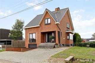 <p><span>Uiterst knap gerenoveerde OB met 3 slaapkamers gelegen op een zonnig georiënteerd perceel van 6a45ca te Paal.</span></p><p><span> </span></p><p><span>Belangrijkste troeven:</span></p><p><span>- Centrale ligging en zo in de nabijheid van scholen, winkels, Millennium golf, eetgelegenheden en autosnelwegen.</span></p><p><span>- Kwalitatief afgewerkt en perfect onderhouden</span></p><p><span>- 3 slaapkamers</span></p><p><span>- Prachtige open living en keuken</span></p><p><span>- Zonnig georiënteerde tuin</span></p><p><span>- Inpandige garage</span></p><p><span>- Terras</span></p><p><span>- Ruime kelder en ruime zolder met potentieel tot creëren van extra kamer</span></p><p><span> </span></p><p><span>Bekijk zeker ook de 3D virtuele rondleiding en de grondplannen met de afmetingen. Zo krijgt u van thuis uit al een perfect beeld van wat deze woning te bieden heeft!</span></p><p><span> </span></p><p><span>Wenst u meer info of een vrijblijvende bezichtiging, contacteer dan ons kantoor op het nummer 011 85 15 15 en wij helpen u graag verder.</span></p>