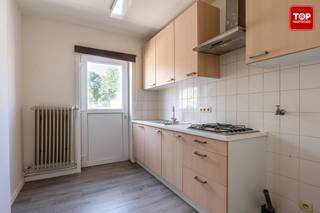 Dit ruim appartement maakt deel uit van een kleinschalige residentie met slechts twee appartementen en is uitstekend gelegen op fietsafstand van het centrum van Gent.<br /><br />Scholen, winkels en openbaar vervoer bevinden zich vlakbij.<br /><br />Het appartement beschikt over een ruime en lichtrijke leefruimte, een aparte keuken, een praktische berging, twee volwaardige slaapkamers en een badkamer.<br /><br />De absolute troeven zijn de privatieve tuin en de garage, die zorgen voor extra comfort en buitenruimte.<br /><br />Bovendien geniet u dankzij de kleinschaligheid van een rustige woonomgeving met slechts één mede-eigenaar.<br /><br />Een ideale woonst voor wie op zoek is naar ruimte, een tuin, een garage en een gunstige ligging nabij Gent.<br /><br />Bel Top Vastgoed voor een bezoek op 0475 700 700.