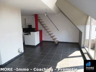 <br />Cosy, lichtrijk duplexappartement gelegen vlakbij Knokke-centrum. Het appartementje omvat een ruime lichtrijke woonkamer uitgevend op een <strong>zonneterras</strong>, een open volledig geïnstalleerde keuken, douchekamer en 1 slaapkamer op het tweede woonniveau. Een absolute topper prijs/kwaliteit. Ideaal voor single/koppel, als investeringsvastgoed of <strong><em>als pied-à-terre aan de kust.</em></strong> <u>Mogelijkheid om een garagebox en/of een tweede gelijkaardig appartement bij aan te kopen in dezelfde residentie</u>. Kom kijken en overtuig uzelf! <strong>Ideaal als singles appartementje. Vrij van huur...</strong><br /><br /><br /><br /><br /><span><strong>Tekoopstelling onder voorwaarden; Zie www.more.be, "bijlagen" en onder voorbehoud van beschikbaarheid.</strong></span>