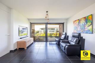 <p><span>Lichtrijk topappartement (114 m²) met 2 terrassen in de groene Veldekens!</span></p><p><span>Bent u op zoek naar een ruim, instapklaar en uiterst energiezuinig appartement op een toplocatie? Dit prachtig 2-slaapkamerappartement van ca. 114 m² (cfr. EPC) bevindt zich in een modern en prima onderhouden gebouw met lift in de begeerde wijk 'Veldekens' te Berchem. Op deze absolute droomlocatie woont u heerlijk rustig en kwalitatief te midden van een groene omgeving, terwijl winkels, scholen, openbaar vervoer en belangrijke invalswegen vlak nabij zijn. Met een EPC A-label en conforme elektriciteit bent u bovendien verzekerd van een energiezuinige en zorgeloze toekomst! Het appartement is </span><span>beschikbaar vanaf 1/10/2027.</span></p><p><span> </span></p><p><span>Inkomhal & gastentoilet</span></p><p><span>U stapt het appartement binnen via de royale inkomhal met veiligheidsdeur en videofoon. Vlak bij de inkom vindt u het aparte gastentoilet, uitgerust met een handig handenwasser.</span></p><p><span> </span></p><p><span>Woonkamer, keuken & bijkeuken</span></p><p><span>Het ruimtelijke gevoel wordt meteen bevestigd in de indrukwekkende leefruimte (ca. 43 m²). Dankzij de grote schuiframen aan weerskanten baadt de kamer in het natuurlijke daglicht.</span></p><p><span>De open keuken is functioneel ingericht met veel werk- en opbergruimte en voorzien van kwalitatieve inbouwtoestellen zoals een oven, vaatwasser en koelkast. Direct aanpalend aan de keuken bevindt zich een aparte berging/bijkeuken die ideaal dienstdoet als wasruimte en voor extra opbergruimte zorgt.</span></p><p><span> </span></p><p><span>Slaapkamers & Luxe badkamer</span></p><p><span>Het appartement beschikt over twee uitzonderlijk ruime slaapkamers op een onderhoudsvriendelijke tegelvloer. De master bedroom (ca. 21 m²) biedt een zee aan ruimte, terwijl de tweede volwaardige slaapkamer (ca. 13 m²) reeds is uitgerust met een praktische ingemaakte kastenwand.</span></p><p><span>De royale badkamer is een waar ontspanningsoord: uitgerust met zowel een heerlijk ligbad als een grote inloopdouche met dubbele regendouchekop en een stijlvol lavabomeubel.</span></p><p><span> </span></p><p><span>Terrassen aan voor- én achterzijde</span></p><p><span>Een absolute troef zijn de twee ruime terrassen. Aan de voorzijde geniet u van een riant terras (ca. 4,5 m x 1,7 m) voorzien van een elektrische screen voor de gewenste schaduw. Aan de achterzijde bevindt zich het tweede terras (ca. 4,5 m x 1,8 m). Door deze indeling geniet u de hele dag door van zowel zon als schaduw én een heerlijk groen uitzicht op de omgeving.</span></p><p><span> </span></p><p><span>Extra troeven:</span></p><p><span>- Uiterst energiezuinig: Topscore met een EPC A-label.</span></p><p><span>- Elektriciteit conform: Volledig goedgekeurde en conforme installatie.</span></p><p><span>- Grote oppervlakte: Ca. 114 m² bewoonbare oppervlakte (cfr. EPC).</span></p><p><span>- Zon & Schaduw: Terrassen aan zowel voor- als achterzijde (inclusief elektrische screen).</span></p><p><span>- Topcomfort: Grote leefruimte, royale slaapkamers en badkamer met ligbad én dubbele inloop-regendouche.</span></p><p><span>- Toplocatie: Rustig en groen wonen in de Veldekens met een uitstekende Mobiscore.</span></p><p><span> </span></p><p><span>Kortom: een royaal, energiezuinig en lichtrijk appartement op een absolute droomplek in Berchem. Maak snel uw afspraak voor een bezoek!</span></p>