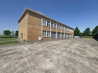 Instapklare opslagruimte (144m2) voorzien van 2 sectionaalpoorten + kantoor (Circa 24m2) te Lissewege!<br /><br /><u><strong>Benaderende OPPERVLAKTEN:</strong></u><br />Magazijn: 144m2 of 12m x 12m<br />Kantoor: Circa 24m2.<br />2 private parkeerplaatsen.<br /><br /><strong>INDELING:</strong><br /><u><strong><em>Gelijkvloers:</em></strong></u><br />Magazijn/opslagruimte, toegankelijk via gemeenschappelijke inkomhal met  2 elektrische  sectionaalpoorten.<br /><br /><u><strong>AFWERKING:</strong></u><br />Solideconstructie - gepolierde betonvloer - plat dak - 2 elektrische sectionaalpoorten - kantoor (voorzien van dubbele beglazing).<br /><br /><u><strong>GEMEENSCHAPPELIJKE UITRUSTING:</strong></u><br />- Openbare wegenis.<br />- Collectief waterbufferbekken.<br />- Openbare verlichting.<br /><br /><u><strong>GROTE TROEVEN:</strong></u><br />- Hoekpand met zichtbaarheid!<br />- Voldoende parkeergelegenheid.<br />- Solide gebouw.<br /><br /><u><strong>BESTEMMINGSMOGELIJKHEDEN:</strong></u><br />Volgens het gewestplan gelegen op ambachtelijke zone: productie, nijverheid, opslag, groothandel (B2B) met nevenactiviteiten (bedrijfswoning). Geen HORECA of kleinhandel mogelijk als<br />hoofdactiviteit!<br /><br /><u><strong>LIGGING:</strong></u><br />Vlotte ontsluiting naar kust en binnenland via expresweg.<br />Op 1 km van secundaire wegen N34 en op 1km van autosnelwege A11.<br /><br />TOPaanbod voor de SNELLE BESLISSERS! Aarzel zeker niet om ons te contacteren voor verdere info: 050/70.01.02 - info@centro.be.