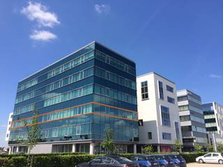 Het gebouw 151B dateert van 2002 en is volledig opgetrokken op basis van een glasgordijnen gevel. Het kantoorgebouw biedt een grote visibiliteit...