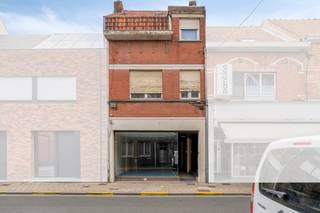 Deze opbrengsteigendom is uitstekend gelegen in de stadskern van Izegem en omvat een handelspand met achterliggende woonst van ca. 228 m² , een duplexappartement en een ruime garage. Dankzij de centrale ligging bevinden diverse handelszaken, de Heilig-Hartkerk en de Sint-Jozefskliniek zich op wandelafstand.<br /><br />Op het gelijkvloers beschikt de woonst over een ruime winkelruimte met open kasten, een vestiaire met aparte berging, een lichtrijke leefruimte met dakvensters en een aansluitende open keuken. Verder zijn er een hal, badkamer met douche, dubbel lavabomeubel en ligbad, een praktische berging/wasplaats en een apart toilet. Achteraan bevindt zich een ruime, polyvalente open ruimte met veel natuurlijke lichtinval. Via de trap in deze ruimte bereikt u de eerste verdieping, waar zich één à twee slaapkamers bevinden.<br /><br />Een bijkomende troef is de ruime, ingesloten stadskoer, die zorgt voor een aangename buitenruimte midden in de stad.<br /><br />De eigendom beschikt bovendien over een zeer ruime garage, geschikt voor het stallen van circa drie wagens. Deze is bereikbaar via de Onze-Lieve-Vrouwestraat en is uitgerust met een automatische sectionaalpoort. De garage wordt afzonderlijk aangeboden.<br /><br />Tot slot omvat de eigendom een duplexappartement. Op de eerste verdieping bevinden zich een inkomhal, gastentoilet, keuken uitgerust met fornuis, oven en spoelbak, een berging en een ruime woonkamer. Via de vaste trap bereikt u de tweede verdieping, waar een ruime slaapkamer, een badkamer met bad en wastafel en een extra berging aanwezig zijn.<br /><br />Een veelzijdige eigendom met een interessante combinatie van commerciële ruimte, woongelegenheid, een duplexappartement, ruime buitenruimte en een grote garage, gelegen op een uiterst centrale locatie in Izegem.<br /><br />Dit pand is onderworpen aan de renovatieverplichting van de Vlaamse overheid voor residentiële gebouwen (behoudens bij sloop binnen 5 jaar na de aankoop). Consulteer voor meer informatie de website van het Vlaams Energie- en Klimaatagentschap via https://www.vlaanderen.be/een-woning-kopen/renovatieverplichting-voor-residentiele-gebouwen<br /><br />Bestuursmaatregelen in het maatregelenregister: nee<br /><br />Deze AI-visualisaties zijn bedoeld als inspiratie. Er werd geen rekening gehouden met technische specificaties, stedenbouwkundige voorschriften of de concrete mogelijkheden tot realisatie.