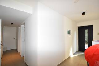 <p><strong> Energiezuinig &amp; modern gelijkvloers appartement met 3 slaapkamers, Zuid-gericht terras (inclusief omheinde tuin), tuinberging en dubbele carport. <br /><br /></strong> Ligging: Kleinschalig project met “uitzicht op groen” vanop het terras, 4 appartementen in totaal die gesitueerd zijn in het gehucht “Mol-Millegem”.<br />Rondom deze locatie is er prachtig natuurgebied met toffe wandelroutes. Andere verschillende faciliteiten zoals scholen, winkels, openbaar vervoer... bevinden zich op wandelafstand.<br /><br />Ieder appartement heeft zijn eigen aparte inkom.<br /><br /><strong> INDELING <br /></strong> - Inkomhal met vestiaire ruimte<br />- Leefruimte met open keuken inclusief kookeiland en alle hedendaagse kwalitatieve toestellen van het merk “Miele” (inductie kookplaat, ijskast, vaatwasmachine, (bak)oven, enkele spoelbak, dampkap)<br />- De eetkamer geniet veel lichtinval dankzij de aanwezigheid van hoge ramen en verleent toegang tot het Zuidgeoriënteerd terras van maar liefst 18m², met bijhorende privatieve tuin van 35m², met uitzicht op de natuuromgeving<br />Het gelijkvloerse verdiep verleent via de tuin trouwens ook directe toegang tot de buitenberging, zeer handig. De tuin is omheind en voorzien van een poortje.<br />- De berging/ technische ruimte (6,5m²) met aansluiting voor wasmachine- en droogkast<br />- 3 slaapkamers (14,5m² – 8m² – 8 m²)<br />- Nachthal<br />- Moderne badkamer met inloop/ regendouche, dubbele lavabo, ingemaakte kasten, spiegel- en opbergruimte<br />- Apart toilet<br /><br /><strong> PARKING <br /></strong> Aan de achterzijde van het gebouw beschikt men over 2 carports (met voorziening van elektriciteit voor een eventuele laadpaal) en een ruime privatieve (fiets)berging van maar liefst 12m² (verlichting én stopcontact voorzien) – te betreden via de eigen privatieve tuin via de daarvoor voorziene deur.<br /><br /><strong> BIJZONDERHEDEN<br /></strong>- Beschikbaar vanaf<strong> 01 OKTOBER 2026</strong><br />- GEEN bijkomende, gemeenschappelijke kosten<br />- Het appartement wordt nog voorzien van airco’s (leefruimte- en slaapkamer (vooraan))<br />- Energiezuinig: E-peil 10 -> zonnepanelen<br />- Volledig verzien van verlichting (armaturen) én gordijnrails (gordijnen zelf te voorzien)<br />- Automatische deuren: te bedienen met uw smartphone<br />- Vloerverwarming - verwarmd op aardgas<br />- Ventilatiesysteem type D<br />- Instapklaar<br />- Dubbele carport (er is een 380V-voorziening aanwezig voor het plaatsen van een laadpaal. Op dit moment is er echter nog geen laadpaal geïnstalleerd)<br /><br />Aansluitingskosten nutsvoorzieningen (water, elektriciteit en telecom) ten koste van de huurder(s)<br /><br /><strong>BEZICHTIGINGEN ZIJN UITSLUITEND MOGELIJK VIA EEN DIGITALE AANVRAAG</strong><br /><strong>Wenst u deze woning te bezichtigen? Klik dan op de knop ‘Maak een afspraak’ en dien uw aanvraag online in. Na ontvangst van uw aanvraag nemen wij via e-mail contact met u op om u verder te informeren over een mogelijk bezichtigingsmoment.</strong></p>
<p></p>
