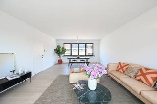 Dit ruim en kwalitatief afgewerkt tweeslaapkamerappartement met een bewoonbare oppervlakte van ca. 130 m² is gelegen in de Guido Gezellelaan op...