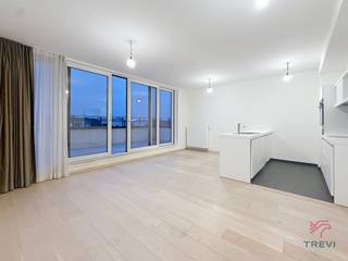 ETTERBEEK, vlakbij het Jubelpark. Prachtig appartement van ± 68 m², met 1 slaapkamer en een groot terras.Op de 4e verdieping: * Inkomhal * Woonkamer...