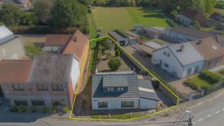 <h2><span>OPEN BEBOUWING OP 540 M² RENOVATIE OF HEROPBOUW TAL VAN MOGELIJKHEDEN!</span></h2><h2><span> </span></h2><p><span>Op zoek naar een renovatieproject met potentieel? Of eerder naar een mooi perceel om uw eigen nieuwbouwwoning te realiseren? Dan is dit absoluut een eigendom die u niet mag missen!</span></p><p><span>Deze </span><span>open bebouwing op een perceel van ca. 540 m²</span><span> biedt dankzij de gunstige perceelbreedte van ca. </span><span>20,50 meter</span><span> en een gevelbreedte van ca. </span><span>10,50 meter</span><span> tal van mogelijkheden.</span></p><p><span>De bestaande woning is </span><span>te renoveren of kan, mits de nodige vergunningen, plaatsmaken voor een volledig nieuwe woning(en)</span><span>. Een interessante opportuniteit voor zowel de handige renovator, investeerder als kandidaat-bouwer die op zoek is naar een perceel met bestaande bebouwing en mogelijkheden.</span></p><h3><span> </span></h3><p><span>Als </span><span>indeling</span><span> op het gelijkvloers: </span><span>Inkomhal, woon en leefruimte, garage, badkamer, apart toilet, berging en achterliggend ruime keukenruimte over heel de ruimte. </span></p><p><span>Eerste verdieping: </span><span>Nachthal, 2 slaapkamer en twee bijkomende zolderruimtes, ideaal voor extra kamers, bureau, hobbyruimte of stockage. </span></p><p><span> </span></p><p><span>Daarnaast beschikt het perceel aan de </span><span>linkerzijde over een recht van doorgang</span><span>, wat voor extra praktische mogelijkheden zorgt.</span></p><h3><span>EEN PERCEEL MET POTENTIEEL</span></h3><p><span>De combinatie van de </span><span>open bebouwing, de perceelbreedte van ca. 20,50 m, de gevelbreedte van ca. 10,50 m en de oppervlakte van ca. 540 m²</span><span> maakt dit een bijzonder interessante eigendom.</span></p><p><span>U kunt hier verschillende richtingen uit: </span><span>renoveren en uitbreiden, de bestaande woning volledig naar uw hand zetten of onderzoeken welke mogelijkheden er zijn voor een nieuwbouwproject.</span></p><p><span>Een ideale opportuniteit voor wie </span><span>zelf de handen uit de mouwen wil steken</span><span> of op zoek is naar een perceel om een </span><span>nieuwe, energiezuinige droomwoning</span><span> te realiseren.</span></p><p><span> </span></p><p><span>Wacht niet te lang, want opportuniteiten als deze zijn niet onbeperkt beschikbaar!</span></p><p><span>Contacteer Immo Twins T. 052 55 55 55<span> - </span></span><span>info@immotwins.be - <span>www.immotwins.be</span></span><span> - Contacteer ons vandaag nog voor meer informatie of een bezoek ter plaatse.</span></p>