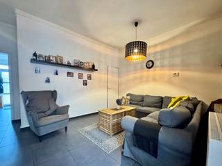 <p>Instapklare woning met 4 (slaap)kamers en mooie tuin in centrale ligging!</p><p>Op zoek naar een instapklare woning op een gunstige locatie? Deze charmante gezinswoning biedt een inkomhal met lichtrijke multifunctionele ruimte (hobbykamer, bureel...), gezellige leefruimte en aansluitend keuken met eetkamer en badkamer.</p><p>Op de eerste verdieping bevinden zich twee ruime slaapkamers, de tweede verdieping telt nog een extra slaapkamer en zolderberging.</p><p>Buiten geniet je van een onderhoudsvriendelijke tuin met een aangenaam terras. De tuin is volledig omheind en beschikt over een achterpoortje waar je uitkomt op een privé parking voor je wagen. Bovendien is er een bijgebouw aanwezig, ideaal als extra opslagruimte.</p>