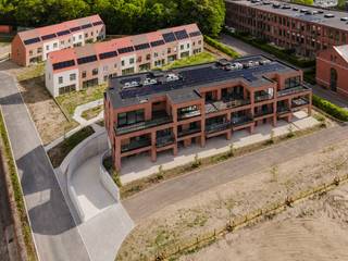 Het appartement beschikt over een bewoonbare oppervlakte van 126 m² en een ruim, zonnig terras van maar liefst 28 m², ideaal om te genieten van rust en buitenruimte.<br /><br />De indeling is praktisch en doordacht:<br />- Een volledig uitgeruste keuken met moderne afwerking<br />- Lichtrijke leefruimte met toegang tot het terras<br />- 2 volwaardige slaapkamers<br />- Een volledig uitgeruste badkamer<br />- Een praktische bergruimte<br /><br />Dankzij de gunstige ligging bevindt het centrum van Kortrijk zich op wandel- en fietsafstand, terwijl ook de belangrijkste invalswegen vlot bereikbaar zijn. Dit maakt het appartement ideaal voor zowel eigen bewoning als investering.<br /><br />Verplichte aankoop van een ondergrondse garagebox. <br /><br />Bent u op zoek naar een energiezuinig nieuwbouwappartement met terras op een topligging in Kortrijk? Dan is dit gelijkvloers appartement in Sluis 9 zeker een bezoek waard.<br /><br />Contacteer Alissia Dewitte - 0472 18 64 21 of Sarah Hanson - 0493 25 46 80 - voor het inplannen van een bezoek of meer info. <br /><br />Deze AI-visualisaties zijn bedoeld als inspiratie. Er werd geen rekening gehouden met technische specificaties, stedenbouwkundige voorschriften of de concrete mogelijkheden tot realisatie.