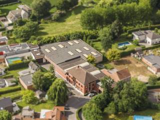 Bâtiment commercial d'environ 1 600 m² sur une superficie totale d'environ 3 140 m² à vendre à Anzegem. Disposition :- Entrepôt/magasin d'environ 800 m² de terrain. Cet entrepôt dispose d'un étage supplémentaire (stockage/salle d'exposition) pour les charges lourdes.- Entrepôt d'environ 640 m²- Espace de rangement d'environ 217 m² avec accès à la rue- Maison d'environ 250 m² au rez-de-chaussée (côté rue)- Maison d'environ 200 m² au premier étage (côté rue)Les deux maisons peuvent être rénovées mais sont en bon état en termes de structure. Spécifications : - Portail coulissant manuel- Chauffage fourni dans l'entrepôt ou la salle d'exposition- Espace de bureau séparé- Polybéton- Toit isolé de l'entrepôt- Puits de lumière- Stationnement spacieuxLe bâtiment commercial est situé à proximité de la gare d'Anzegem et de diverses routes d'accès. Ce bien peut être soumis à l'obligation de rénovation imposée par le gouvernement flamand pour les bâtiments non résidentiels. Pour plus d'informations, veuillez consulter le site web de l'Agence flamande de l'énergie et du climat à l'adresse https://www.energiesparen.be/nr/renovatieverplichting.Vous recherchez un bien immobilier commercial composé d'un bâtiment commercial à vendre à Anzegem ? N'hésitez pas à nous contacter au 056 21 11 11.