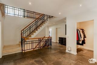 <p><span>! OPEN HUIS - WOENSDAG 14 OKTOBER VAN 15U TOT 18U ! </span></p><p><span>Residentieel gelegen villa op een privacyrijk perceel van 2.672 m², tegenover een natuurgebied en nabij het centrum van Heide-Kalmthout, met o.a. een ruime en lichtrijke leefruimte, leefkeuken, vijf royale slaapkamers, drie ingerichte badkamers en een wellnessruimte met binnenzwembad en sauna. </span></p><p><span>INDELING</span></p><p><span>Gelijkvloers</span></p><p><span>U betreedt de woning via een ruime inkomhal op natuurstenen vloer, voorzien van een gastentoilet met handenwasser en een vestiaire. Deze hal geeft toegang tot de royale en lichtrijke leefruimte op parketvloer, onderverdeeld in een tv-hoek, een zithoek met erker en gashaard en een eetruimte.</span></p><p><span>Aansluitend bevindt zich de volledig uitgeruste leefkeuken met alle hedendaagse toestellen, waaronder een combi-oven, microgolf, inductievuur met ingebouwde dampkap, spoelbak met Quooker-kraan, een grote koelkast, een vriezer en een vaatwasser. De ontbijthoek biedt directe toegang tot het overdekte terras met uitzicht op de prachtig aangelegde tuin.</span></p><p><span>Daarnaast beschikt het gelijkvloers over een masterbedroom op laminaatvloer met aansluitend een dressing en een ingerichte badkamer. Deze is uitgerust met een inloopdouche voorzien van een infrarood Sunshower, een ligbad, dubbele wastafel, toilet en handdoekenradiator.</span></p><p><span>Ten slotte is er nog een dubbele inpandige garage met automatische poort, waar zich eveneens de aansluitingen voor wasmachine en droogkast bevinden.</span></p><p><span> </span></p><p><span>Eerste</span><span> </span><span>verdieping</span></p><p><span>Via de royale trap met vide bereikt u de nachthal, waar zich een apart toilet en een bergkast bevinden. Bovendien heeft u toegang tot een knus balkon. Op deze verdieping bevinden zich vier zeer ruime slaapkamers en een tweede badkamer, ingericht met een douche, ligbad, wastafel, toilet en handdoekenradiator.</span></p><p><span> </span></p><p><span>Zolder</span></p><p><span>Via een vlizotrap heeft u toegang tot de bergzolder.</span></p><p><span> </span></p><p><span>Kelder</span></p><p><span>Middels de centrale trappartij bereikt u de kelder, opgedeeld in drie compartimenten: een bergruimte, een technische ruimte en een ontspanningsruimte. Deze laatste is uitgerust met een zwembad (4 m x 9 m) met jetstream, een traditionele sauna en een badkamer voorzien van een douche, wastafel en toilet. Via een schuifdeur heeft u toegang tot een aangenaam omsloten terras.</span></p><p><span> </span></p><p><span>Tuin</span></p><p><span>De woning is gelegen op een volledig omheind perceel van ca. 2.650 m². De prachtig aangelegde tuin die volledige privacy biedt en veel zoninval geniet, is voorzien van een irrigatiesysteem en meerdere vijverpartijen, die bijdragen aan een rustgevende en groene leefomgeving.</span></p><p><span>Bijzonderheden</span><span><br />-Charmante villa in klassieke/tijdloze stijl <br />-Recent gemoderniseerd o.a. keuken, badkamers, vloeren, …. <br />-Verrassend ruim<br />-Volledige privacy <br />-Fraai aangelegde en goed onderhouden tuin met veel zoninval<br />-Zuid-west georiënteerd<br />-Goed beveiligd<br />-Binnenzwembad en sauna in de kelder met buitenterras<br />-Rustig in het groen gelegen, tegenover natuurgebied en nabij dorpscentrum (scholen, winkels en openbaar vervoer). <br />-Elektrische keuring is conform.<br />-Geen asbest</span></p><p><span> </span></p>