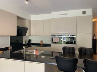 <p>Dit volledig afgewerkt en instapklaar tweeslaapkamer-appartement is gelegen op de gelijkvloerse verdieping van een kleinschalige residentie te Wondelgem.</p><p></p><p>De indeling van het appartement is als volgt: via de inkomhal heeft u toegang tot de lichtrijke leefruimte met open keuken incl. alle toestellen en een keukeneiland, berging/wasruimte, afzonderlijk toilet, de beide slaapkamers en de badkamer met inloopdouche en dubbele wastafel.</p><p>De zonnige achtertuin en voortuin maken het geheel af!</p><p>Parkeren kan in de voorziene garage.</p><p></p><p><strong>Maandelijkse kosten: €50/maand</strong>.</p><p>Beschikbaar vanaf 01/04/2026.</p>