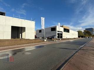 Nieuwbouw KMO-unit met een oppervlakte van +/- 307 m² en 2 privatieve parkeerplaatsen te koop. Fantastisch gelegen langs de Kwadestraat in de schaduw van het Westwing Park.<br /><br />Het<strong> casco magazijn </strong>is opgebouwd uit een staalconstructie met een buitenschil bestaande uit een combinatie van geïsoleerde betonpanelen en sandwichpanelen. De loods, brandklasse B, heeft een vrije hoogte van +/- 6 meter en is toegankelijk via een automatische sectionale poort (al dan niet met een aparte toegangsdeur en glaspartij). Sommige units zijn voorzien van een lichtstraat.<br /><br />De unit maakt deel uit van het bedrijvenpark "<strong>Hexahub</strong>" (fase I) bestaande uit 37 KMO-units waarvan in fase I bestaat uit 28 units met oppervlaktes van 126 m² tot 306 m² (samenvoegbaar tot grotere oppervlaktes) dat ondernemen combineert met een knappe architectuur. De strategische ligging, pal in het hart van ondernemend Roeselare, aan afrit Rumbeke, AZ Delta en Westwing Park, zorgt voor een vlotte bereikbaarheid en biedt een uitstekende uitvalsbasis voor de hele regio.<br /><br />Ruime parkeer- en manoeuvreerruimte voorzien op het terrein. Voorziene oplevering Q2 - Q3 2025.<br /><br />Contacteer <strong>PANORAMA B2B</strong> voor bijkomende inlichtingen, plannen of een vrijblijvend plaatsbezoek <strong>0476 215 115</strong>.