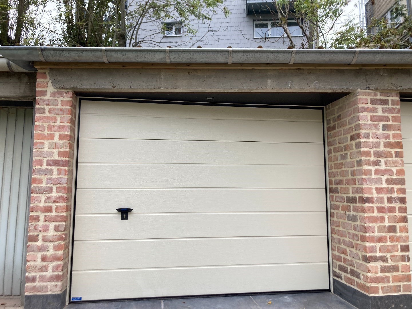 Goed gelegen, volledig vernieuwde garagebox. - foto 1