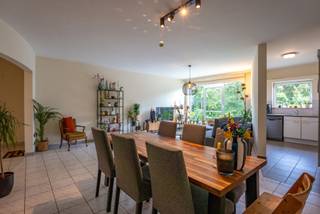 Centraal gelegen appartement met 2 ruime slaapkamers, terras en garage.
Dit charmante eigendom bevindt zich op de 2de verdieping en geniet volgende indeling;
Een ruime open inkomhal met toegang tot alle ruimtes.
Een leefgedeelte met grote raampartijen en groen zicht, met voldoende plaats voor salon en eetkamergedeelte.
Aansluitend een inloopkeuken voorzien van koelkast, kookplaat, dampkap, oven , vaatwasser en spoelbak.
Twee slaapkamers met beide toegang tot het achterliggend terras.
Een badkamer met lavabomeubel en ligbad. Een apart toilet en aparte berging met plaats voor wasmachine.
Direct achter het gebouw bevindt zich een gesloten garagebox, inbegrepen in de prijs.
Op wandelafstand van alle winkels, openbaar vervoer, scholen en park.
Gunstig EPC B, elektriciteit conform en geen asbest.