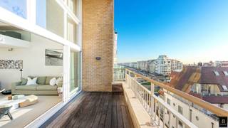 In Duinbergen, op enkele passen van de zeedijk en de RSBC, bevindt zich dit uitzonderlijk mezzanine-appartement van ca. 180 m² (7m gevelbreedte)...