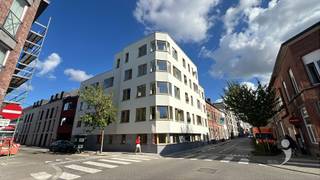 <p><span>Volwaardige studentenkamer met zelfstandige indeling en voldoende leefruimte. Geschikt voor studenten die bewust kiezen voor meer autonomie.<br />Derde verdieping, vlot bereikbaar via trap of lift, met gebruik van de gedeelde faciliteiten van de residentie.<br />De unit maakt deel uit van Studentenresidentie </span><span>Burgemeester</span><span>: een hoogwaardig studentenproject met 41 kwalitatieve studentenkamers en studios in de Blijde Inkomststraat in Leuven, op wandelafstand van faculteiten, station en het stadscentrum. </span></p>