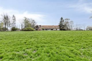 Droom je van een landelijke eigendom met ruimte, karakter en tal van mogelijkheden, in een groene omgeving?<br />Dan is deze unieke hoeve in het pittoreske Bazel absoluut het ontdekken waard.<br /><br />Deze authentieke, vrijstaande hoeve is rustig gelegen midden in het landelijke karakter van Bazel en bevindt zich op een perceel van maar liefst <strong>11.644 m²</strong>.<br />Op het hoofdperceel vind je naast de hoeve ook <strong>twee ruime bijgebouwen</strong>, die zich perfect lenen voor diverse invullingen zoals <strong>stallingen, opslag, hobbyruimte of polyvalente doeleinden</strong>.<br />Momenteel zijn de bijgebouwen ingericht als een ruime stalling/bergruimte en een voormalige kantine, terwijl de omliggende gronden in het verleden dienst deden als voetbalveld en later als hondenweide. Deze <strong>veelzijdigheid</strong> onderstreept het enorme potentieel van deze eigendom.<br /><br />De <strong>hoeve zelf telt drie bouwlagen</strong> en biedt een bewoonbare oppervlakte van ca. <strong>259 m²</strong>.<br />Het gebouw vormt een uitstekende basis voor wie een renovatieproject wil aangaan en de woning volledig naar eigen smaak wil herinrichten.<br />De uitgestrekte gronden maken deze eigendom bovendien uitermate geschikt voor dierenliefhebbers of wie droomt van een landelijke woonomgeving met maximale ruimte en privacy.<br /><br />Bron bewoonbare oppervlakte : EPC - certificaat<br />Renovatieverplichting residentiële gebouwen van toepassing. Meer info: https://www.vlaanderen.be/een-huis-of-appartement-kopen/renovatieverplichting-voor-residentiele-gebouwen<br /><br />Ben je op zoek naar een karaktervolle eigendom met grond, rust en ontwikkelingsmogelijkheden op een topligging in Bazel?<br />Contacteer ons voor meer informatie of plan een bezoek en ontdek het potentieel van deze unieke plek.<br />Ben je ook van plan jouw eigendom te verkopen? Maak een afspraak voor een gratis schatting, wij maken er samen een succesverhaal van.<br /> 