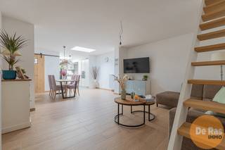 <strong>AALST – Kwalitatief gerenoveerde woning met 3 slaapkamers en tuin</strong><br /><br />Deze uitzonderlijke woning bevindt zich in een rustige zijstraat van de Gentsesteenweg, op wandel- en fietsafstand van winkels, scholen en openbaar vervoer, met een vlotte verbinding naar het centrum van Aalst en de belangrijkste invalswegen.<br /><br />De woning onderging een grondige renovatie met bijzondere aandacht voor energiezuinigheid, wat resulteert in een gunstig EPC-label A. Dit is onder meer te danken aan de aanwezigheid van vloer-, wand- en dakisolatie, nieuwe ramen, nieuwe verwarmingsinstallatie en zonnepanelen. Naast de energetische optimalisaties werd ook sterk ingezet op duurzame en kwalitatieve materialen. Alles werd met de grootste zorg afgewerkt, waarbij elke beschikbare ruimte optimaal werd benut.<br /><br />Op het gelijkvloers beschikt de woning over een inkomhal met gastentoilet, een lichtrijke en gezellige woonkamer met open, volledig geïnstalleerde keuken, en een afgesloten bijbouw die momenteel ingericht is als zithoek met zicht op de tuin. Deze ruimte kan ook perfect dienen als eetkamer, bureau of ontspanningsruimte. Verder vindt u hier nog een ruime badkamer en een praktische wasplaats/fietsenberging. Op de eerste verdieping bevindt zich een nachthal, een apart toilet en twee volwaardige slaapkamers. De zolderverdieping is bereikbaar via een vaste trap en werd ingericht als derde slaapkamer.<br /><br />De achterliggende tuin biedt de nodige rust en privacy en maakt het geheel compleet.<br /><br />info en bezoek: 053/60.65.60.<br />De vermelde prijs is een richtprijs. Na ontvangst van de biedingen zal de verkoper beslissen of hij/zij de eigendom verkoopt aan het beste bod. De richtprijs is aldus niet bindend voor de verkoper. Voor meer info kunt u ons contacteren of het reglement raadplegen op onze website..