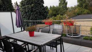 Comfortabel en energiezuinig ( B score) appartement te huur in Tielen.<br /><br />Het appartement beschikt over 1 ruime slaapkamer, gezellige leefruimte met keuken ( koelkast, oven en fornuis), badkamer ( met douche/bad en wasbak), inkomhal, berging, apart toilet, groot terras en een garage achteraan het gebouw ( met ruimte voor wagen en fietsen)<br /><br />Geen lift aanwezig<br /><br />Verdiep 1<br /><br />Centraal gelegen vlakbij winkels, bakker en station.<br /><br /> Beschikbaar vanaf 1 juni 2026