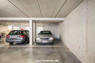 <p><span>Te koop: ruime ondergrondse autostaanplaats, gelegen in de parkeergarage van een recent appartementsgebouw nabij het centrum van Putte.</span></p><p><span> </span></p><p><span>De ondergrondse parkeergarage is vlot bereikbaar via een inrit vooraan het gebouw, toegankelijke via afstandbediening of code.</span></p><p><span> </span></p><p><span>Beschikbaar vanaf 1 december 2026. Vraagprijs: € 25.000</span></p><p><span> </span></p>