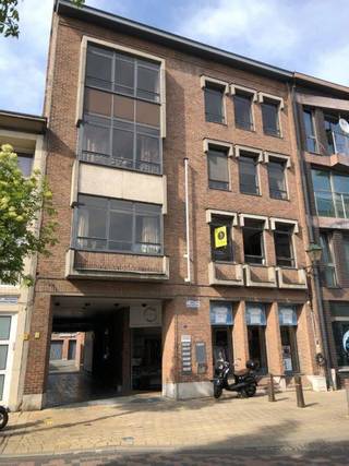 Dit centraal gelegen appartement op de 1e verdieping met zicht op de markt van Temse beschikt over een inkomhal, een lichtrijke woonkamer, een...