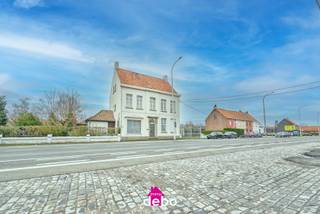 <br />Statig, alleenstaand herenhuis met uitzonderlijk volume en tal van mogelijkheden, gelegen langs de Brugsesteenweg in Kuurne.<br />De woning beschikt over meer dan <strong><span>500 m² bewoonbare oppervlakte</span></strong> op een perceel van ca. <strong><span>1.920 m²</span></strong><strong>,</strong> met onder meer vier slaapkamers, meerdere badkamers, ruime kelders en zolders met potentieel.<br />Talrijke authentieke elementen, waaronder open haarden ontworpen door kunstenaar José Vermeersch, geven deze eigendom een uniek karakter en vormen een prachtige basis voor een totaalrenovatie naar eigen smaak.<br />Dankzij het royale volume en de flexibele indeling is dit pand uitermate geschikt voor wie op zoek is naar een ruime gezinswoning, een woon-werkcombinatie of een project met toekomstwaarde.<br />Een zeldzame opportuniteit voor liefhebbers van karaktervolle panden met visie. Bezoek of info bel Katrien 0495 53 48 65<br /> 