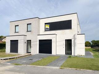 Welkom in de Korenbloemstraat 83, een prachtige nieuwbouwwoning met landelijk zicht in Torhout. De woning geniet van een vlotte verbinding naar Ruddervoorde, Torhout en de autosnelweg, alsook is deze gelegen in nabijheid van scholen en openbaar vervoer.<br /><br />De woning verwelkomt u in de inkomhal met gastentoilet. De leefruimte is lichtrijk en geniet van prachtig zicht op de groene omgeving. Aansluitend is er een kwalitatief afgewerkte keuken voorzien van alle toestellen. Uiterst praktisch is de wasplaats en inpandige garage, ideaal als opbergplaats of om uw wagen veilig te stationeren. Op de eerste verdieping zijn er drie slaapkamers waarvan één met dressing , een apart toilet, een bergruimte/bureau en een ingerichte badkamer voorzien van ligbad, inloopdouche en dubbele lavabo.<br /><br />De buitenomgeving is magnifiek, een netjes aangelegd terras met diepe tuin met zicht op de velden. Alsook is er een oprit om uw wagen te parkeren.<br /><br />Warm geworden van deze energiezuinige woning? Contacteer ons vandaag nog voor meer informatie of een bezoek ter plaatse.<br /><br />Huurprijs: €1.195 - Beschikbaarheid: onmiddelijk
