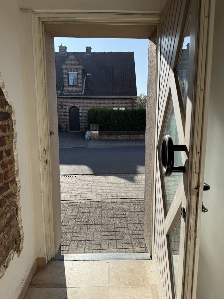 RUSTIG GELEGEN GROTENDEELS GERENOVEERDE FAMILIALE WONING MET 3 SLAAPKAMERS EN GROTE TUIN - foto 4