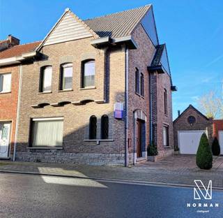Charmante woning met inkomhal en vestiaire, gastentoilet en een praktische voorplaats/bureau. De lichtrijke leefruimte met salon biedt een mooi...
