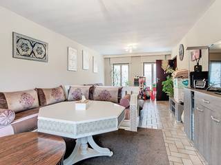 Dit huis te huur is uiterst rustig gelegen maar toch nabij het centrum van Beveren-Leie. De woning omvat een een ruime leefruimte met aanpalend de keuken. Verder zijn er nog 3 slaapkamers alsook een vernieuwde keuken aanwezig. In de tuin is het tijdens de zonnige periode heerlijk vertoeven.<br /><br />Het gepubliceerde EPC is niet meer van toepassing. Intussen werd het dak geïsoleerd alsook hoogrendementsglas gestoken. Daarnaast wordt nog een nieuwe centrale verwarming op gas voorzien. Door deze renovaties is het EPC nog gunstiger. <br /><br />Indeling: <br />* gelijkvloers: <br />inkomhal met apart toilet - leefruimte - keuken - berging - garage met wasplaats - tuin met tuinhuis<br />* eerste verdieping:<br />slaapkamer 1 -  slaapkamer  2 - slaapkamer 3 - berging - badkamer met bad, lavabo en toilet<br /><br />Troeven: <br />+ 3 slaapkamers<br />+ nieuwe cv op aardgas<br />+ vernieuwde keuken<br />+ rustig gelegen<br />+ ruime tuin<br />+ stadswater + regenwater aanwezig (1500 liter)<br /><br />De snelste manier om een bezoek te brengen aan deze woning? Vraag je bezoek aan via de rode knop op onze website (www.dewaele.com) en je wordt gecontacteerd door onze makelaar. Telefonisch kunnen er geen afspraken gemaakt worden. Bij andere vragen kun je ons telefonisch contacteren via 056 605 605.