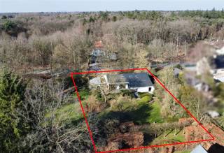 <p><span>Op een uitstekende locatie vlakbij het prachtige domein van Bokrijk en centraal tussen Genk en Hasselt, vinden we deze ruime en karaktervolle villa. De woning combineert rust, privacy en een groene omgeving met een vlotte bereikbaarheid. Deze gezinswoning, uit 1975, is zeer goed onderhouden en onderging in 1995 een renovatie. </span></p><p><span>Bij het betreden van de woning komt u in een ruime inkomhal met vestiaire en gastentoilet. Het gelijkvloers biedt een aangename leefruimte met zithoek, ruime eetplaats en keuken, aangevuld met een wintertuin die een directe verbinding vormt met het terras en de tuin. </span></p><p><span>Grote raampartijen zorgen doorheen de woning voor veel natuurlijke lichtinval en bieden vanuit verschillende ruimtes een mooi zicht op de volgroeide tuin. </span></p><p><span>Verder bevindt zich op het gelijkvloers een bureauruimte, een master bedroom met aansluitende badkamer en dressing, een extra kamer die kan dienen als slaapkamer of hobbyruimte en praktische ruimtes zoals een was- en strijkruimte.</span></p><p><span>Op de eerste verdieping bevinden zich nog een polyvalente ruimte, drie slaapkamers, een douchekamer en meerdere zolder- en bergruimtes die extra mogelijkheden bieden. Daarnaast beschikt de woning over een kelder en een inpandige garage voor twee wagens met een aparte (technische) berging en een afvalberging. </span></p><p><span>De villa is gelegen op een ruim perceel met een prachtig aangelegde tuin en een zuidelijk georiënteerd terras waar u in alle rust en privacy van het groen kan genieten. De tuin vormt een echte troef van deze eigendom, met verschillende groene zones, overdekte terrassen, sierfontein en een charmant tuinhuis achteraan het perceel. Dankzij de ruime oprit en bijkomende parkeermogelijkheden is er bovendien voldoende plaats voor bezoekers. </span></p><p><span>Als extra is er een (verkeersvrije) buurtweg die toegang biedt tot de achterliggende wijk. </span></p><p><span>Kortom, deze villa biedt een unieke combinatie van ruimte, privacy en ligging, ideaal voor wie comfortabel wil wonen in een groene omgeving met alle voorzieningen in de nabijheid. </span></p><p><span> </span></p><p><span>Extra's: afzelia houten ramen, houthaard, parketvloer, airco, natuursteen, tuinberegening, Miele-keukentoestellen, kruipkelder, ...</span></p><p><span> </span></p><p><span>De naastgelegen, zuidgeoriënteerde bouwgrond van 17are32 is optioneel aan te kopen aan 249 000,- EUR. Dit maakt momenteel deel uit van de tuin, ideaal als investering! </span></p><p><span> </span></p><p><span> </span></p>