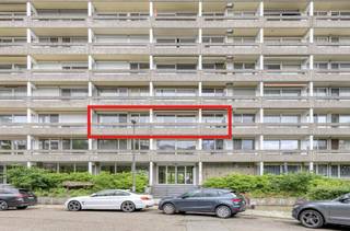 In de gezellige Bosuilwijk, met zicht op het Sint-Fredegandusplein, bevindt zich dit appartement met twee slaapkamers te koop aangeboden in Deurne.Het appartement bevindt zich op een steenworp van winkels, bakkers, beenhouwers, het openbaar vervoor, en voor de liefhebbers natuurlijk het Bosuil stadion. Zowel Wijnegem Shopping Center als centrum Antwerpen zijn met het openbaar vervoer vlot bereikbaar!Op de tweede verdieping van nummer 84 vind je dit appartement te koop aangeboden in Deurne.De indeling van het appartement is als volgt:- inkomhal met ingemaakte kasten- ruime, lichtrijke keuken- gezellige living met terras- 2 slaapkamers- badkamer met apart toiletOp wandelafstand bevindt zich tevens een speel parkje waar je kinderen zich helemaal kunnen uitleven!Bij het apaprtement hier te koop aangeboden in Deurne hoort tevens een kelder en een staanplaats.EPC Bosuil 84 BUS V2R : 147 kWh / (m² jaar)Ben jij geïnteresseerd in dit vastgoed te koop in Deurne? Aarzel dan niet om ons te contacteren. Het Dewaele vastgoedkantoor van Deurne aan de Turnhoutsebaan staat graag tot uw dienst.Had u graag een gratis schatting van uw eigendom? bel ons voor een vrijblijvend gesprek op 03/666.66.66 of mail naar deurne@dewaele.comBestuursmaatregelen in het maatregelenregister: nee