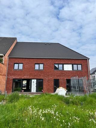 Hectaar bouwt twee energiezuinige nieuwbouwwoningen in het dorpscentrum van Steenhuffel, vlak bij de kerk. Hier woont u in een rustige, landelijke omgeving, terwijl u geniet van een vlotte bereikbaarheid dankzij de nabijheid van invalswegen zoals de A12. Bovendien bevinden openbaar vervoer, scholen en winkels zich op wandelafstand, wat deze woningen perfect maakt voor gezinnen. De woning is binnenkort woonklaar.<br /><br /><strong>Indeling van de woning:</strong><br />Gelijkvloers: Inkomhal met gastentoilet, lichtrijke leefruimte met open keuken (43m²), berging.<br />Eerste verdieping: Nachthal met apart toilet, 3 slaapkamers (14,76m² - 12,53m² - 9,69m²), ruime badkamer met ligbad, douche en dubbel lavabomeubel.<br />Buitenruimte: Aangename zuidgerichte tuin met mogelijkheid tot het plaatsen van een carport.<br /><br /><strong>Troeven van deze woning:</strong><br />- Unieke ligging in het dorpscentrum<br />- Energiezuinig wonen, gebruik lucht-water warmtepomp<br />- Vloerverwarming op het gelijkvloers voor extra comfort<br />- Zonnepanelen <br />- Regenwaterput (7.500L) aangesloten op toiletten, wasmachine en buitenkraan<br /><br />Bent u op zoek naar een energiezuinige nieuwbouwwoning op een unieke, centrale locatie? Neem dan snel contact met ons voor een bezoek ter plaatse.