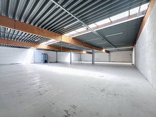 Uw nieuwe werkplek in het hart van een ambachtelijke zone te Sint-Lievens-Houtem!Deze locatie bestaat uit 2 stukken: een modern nijverheidsgebouw van...