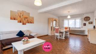 Dit bijzonder ruime duplexappartement met 4 slaapkamers ligt aan de Bessemerstraat in Lanaken, vlakbij het centrum. Winkels, scholen, openbaar vervoer en andere dagelijkse voorzieningen bevinden zich in de nabije omgeving. Ook Maastricht, Genk en omliggende gemeenten zijn vlot bereikbaar.<br /><br />Met maar liefst circa 206 m² woonplezier biedt het appartement opvallend veel ruimte. Bovendien beschikt het over een gunstig EPC-label B met een energiescore van 194 kWh/m² per jaar.<br /><br />De indeling is als volgt:<br /><br />Via de trap in de inkomhal bereik je de private woonvertrekken. <br /><br />Op de eerste etage is de leefruimte van circa 37 m² ingedeeld in een gezellige zithoek met eetkamer. Dankzij de grote raampartijen je hier van een aangename lichtinval. Aansluitend bevindt zich een recente keuken met voldoende kastruimte en diverse keukentoestellen.<br /><br />Verder zijn er op deze verdieping nog twee ruime slaapkamers van circa 17 m² en 14 m². De vernieuwde badkamer is betegeld en uitgerust met een douche, een dubbel wastafelmeubel en een toilet. Daarnaast is er een afzonderlijke was-/bergruimte van circa 11 m².<br /><br />De 2de etage biedt nog eens bijzonder veel ruimte. Hier bevinden zich nog twee extra kamers, eentje van 16 m² en de tweede slaapkamer biedt maar liefst 35 m² woonplezier. Verder is er nog extra vertrek van circa 20 m², die naar eigen wens kan worden ingericht als bureau, hobbyruimte, speelkamer of extra zithoek.<br /><br />Troeven:<br />✓ 206 m² bewoonbare oppervlakte<br />✓ 4 ruime slaapkamers<br />✓ EPC-label B – 194 kWh/m² per jaar<br />✓ Centrale ligging in Lanaken<br /><br />Op zoek naar betaalbaar wonen met éxtra-veel woonruimte? Mail dan vandaag nog naar quinten@immofair.be!