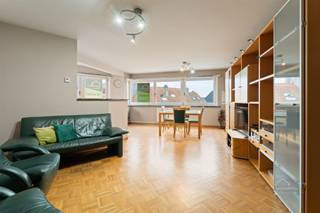 <p><strong>Appartement lumineux et prêt à l'emploi avec box garage</strong></p><p>Situé dans une résidence bien entretenue, cet appartement lumineux de 93 m² offre une vie confortable avec style. L'espace de vie spacieux avec de grandes fenêtres est relié à une cuisine ouverte et entièrement équipée. Les sols en parquet et la porte vitrée apportent une touche de chaleur et de modernité.</p><p>L'appartement comprend <strong>deux chambres spacieuses avec placards intégrés</strong>, toutes deux avec accès à une <strong>terrasse ensoleillée orientée à l'ouest</strong>. Il y a également une salle de bain moderne avec douche à l'italienne, des toilettes séparées et une pièce de rangement pratique.</p><p><strong>Atouts supplémentaires :</strong> électricité conforme, chauffage électrique modernisé, terrasses récentes, <strong>garage box spacieux avec portail automatique</strong>, ascenseur et absence d'amiante.</p><p>Un appartement prêt à l'emploi avec beaucoup de lumière, de confort et un garage box dans un immeuble bien entretenu.</p>