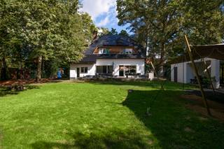 In de gegeerde Poeldreef in de wijk Hoogboom te Kapellen vind u deze vrijstaande villa op een perceel van 1.147 m². Het huis ademt licht en rust uit, de schuiframen verbinden de leefruimte naadloos met het terras en de groene tuin, waardoor binnen en buiten één geheel vormen. De woning werd in 2022 met smaak gerenoveerd. De strakke zwarte keuken met eiland en veel bergruimte is het kloppend hart van de woning. De badkamer kreeg dezelfde hedendaagse upgrade met een comfortabele inloopdouche en een dubbel wastafelmeubel.Op de verdieping tellen we 3 volwaardige slaapkamers en 1 slaapkamer die verder afgewerkt moet worden, ideaal voor een gezin, thuiswerk of gasten.Extra opslag is voorzien via de bergzolder (toegankelijk via een luik). De inpandige garage is vandaag ingericht als fitness, maar kan even goed dienst doen als atelier, hobbyruimte of opnieuw als garage. Buiten geniet je van een ruime, kindvriendelijke zuidwest gerichte tuin.Praktisch en zuinig wonen staat hier centraal: EPC B.De ligging is heerlijk rustig en groen, tegelijk centraal met scholen en openbaar vervoer binnen wandelafstand. Het centrum van Kapellen en Brasschaat is vlot bereikbaar met het openbaar vervoer. Weergegeven oppervlakte is overgenomen van het EPC - attest en louter indicatief.Wil jij het pand bezichtigen, contacteer dan onderstaande gegevens.☎️ 0468/56.94.08✉️ nils@lefevervastgoed.be💬 Stuur een berichtje